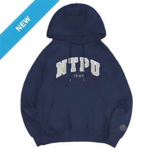 NTPU立體毛巾繡落肩帽T_經典藍