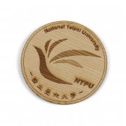 【絕版出清，售完不補】NTPU校徽臺灣檜木杯墊